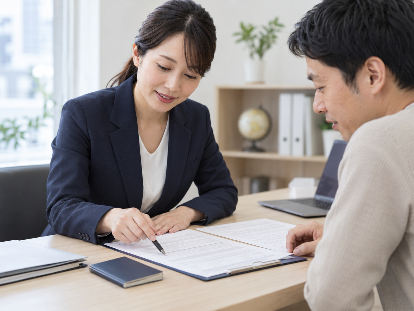 在留資格・行政手続きの申請書類を確認するイメージ